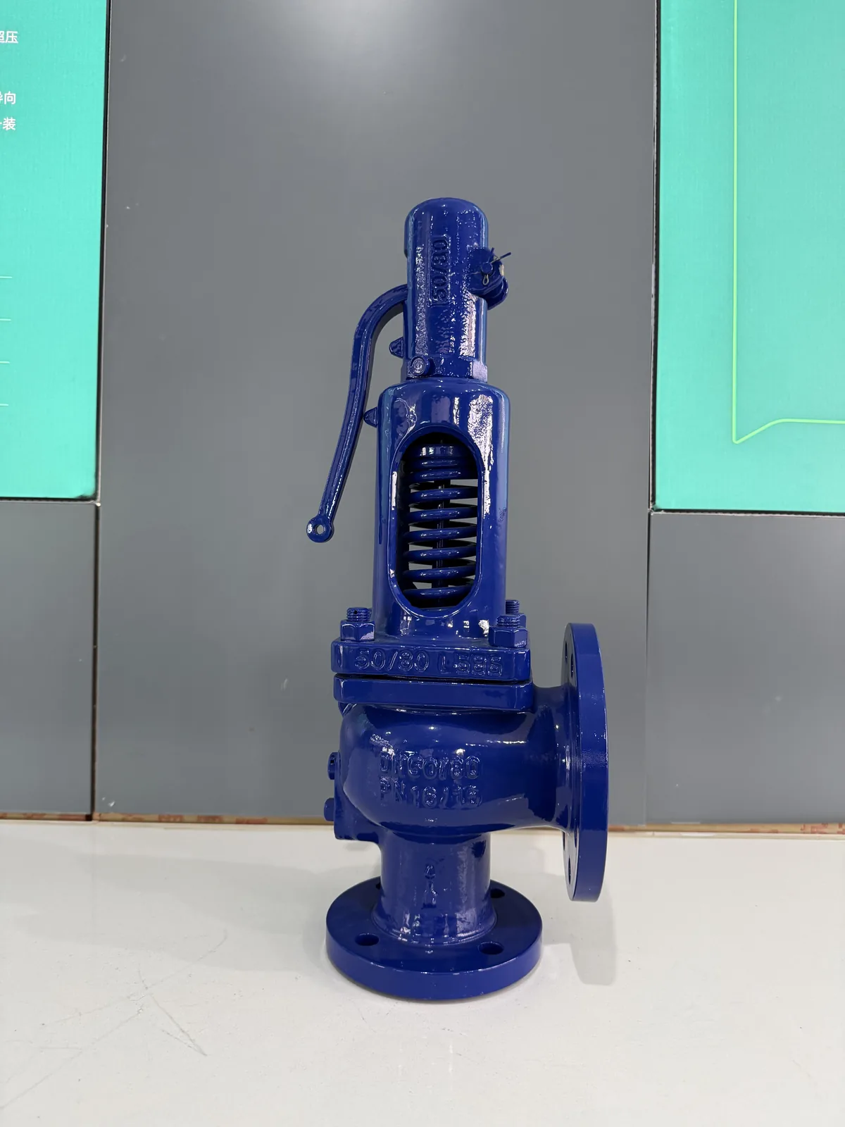Válvula de segurança com mola e castelo aberto azul ZOBAI em exposição